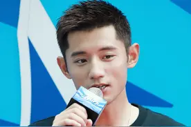 笑哭！张继科早年穿裤子画面曝光！趁队友欢呼赶紧拽上图片