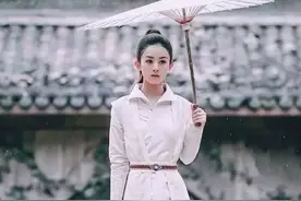 同样是撑伞，赵丽颖霸气，赵雅芝经典，看到她：无人能比！图片