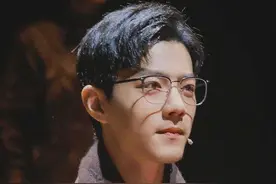 肖战含泪微笑登上热搜，谢幕鞠躬噙泪含笑，那一刻仍是戏中人啊图片