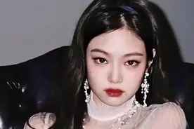 从大众脸到人间香奈儿，金智妮的颜值重心是在眼睛#变美#jennie图片