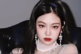 从大众脸到人间香奈儿，金智妮的颜值重心是在眼睛#变美#jennie图片