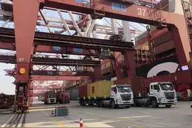 留青过年｜山东港口青岛港码头工人杨志磊：有一种过年叫坚守图片