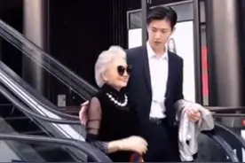 男孩1米9阳光帅气，身边70岁奶奶却成焦点，祖孙出街回头率高图片