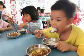 孩子上学没多久就说幼儿园饭菜香，在家却不肯吃饭，宝妈深受打击图片