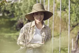 南瓜需翻藤扭蔓吗？需疏除侧枝吗？老农为何摘除第一个瓜胎图片