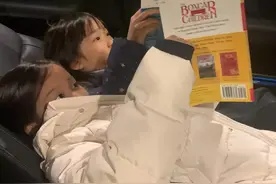 赵子琪素面朝天玩自拍超自信！两女儿痴迷看书，厨房都能成阵地？图片
