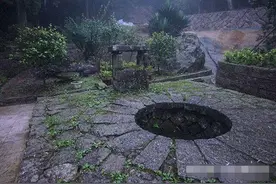 男孩儿贪玩掉入古井，侥幸逃脱，回家告诉爷爷：井下有位阿姨！图片