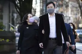 孟晚舟终于放松，小三岁二婚老公牵手陪伴出庭，给妻子最大的鼓励图片