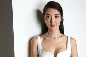 曹格妻子吴速玲，生俩娃依旧能穿吊带连体裤，这“开胃领”太丰满图片