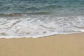 青岛金沙滩位于山东半岛南端黄海之滨，青岛市黄岛区凤凰岛图片