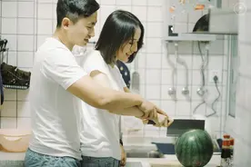 妻子每天夜跑1小时，丈夫无意看到好友步数后，揭开谎言怒提离婚图片