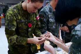 包饺子叠“豆腐块”外军兵哥兵姐体验中国军旅视频封面