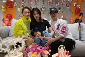 章子怡晒一家四口为继女庆生，15岁小苹果化浓妆漂亮又成熟图片