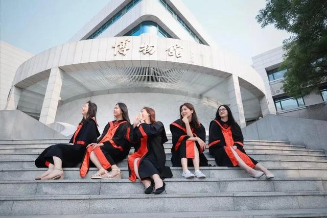 中央美院的学士服美上热搜！这是什么神仙毕业现场？
