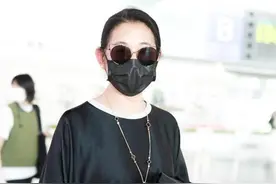 62岁倪萍现身机场，身形消瘦撑不起衣服，戴高奢珠宝品味高级图片