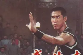 李连杰师父李俊峰，国家队武术总教练，82岁身轻如燕，精神抖擞图片