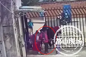 南昌：10岁女孩被铁门“吸”住，双手骨折，家长：铁门会放电图片