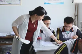 刘英：燃烧自己 照亮他人图片