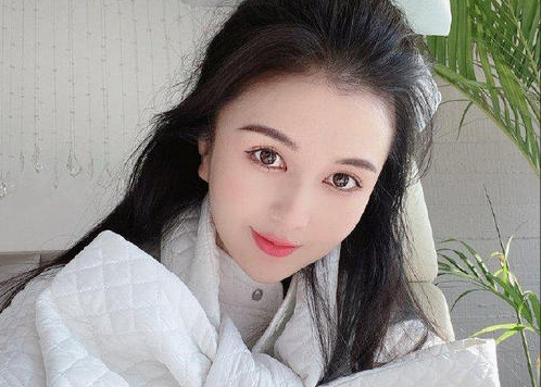 网红小冉因抽脂感染去世 | 容貌焦虑正在摧毁中国年轻一代