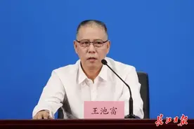 9月1日，武汉139.9万学子迎来开学，校园内学生们是否需要佩戴口罩？图片