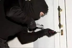 指纹锁不再安全？小偷进小区，用不干胶套取指纹，破解打开指纹锁图片