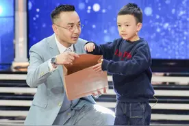 汪涵首次带儿子亮相，父子对嘴亲很幸福，何炅的婚姻却很低调神秘图片