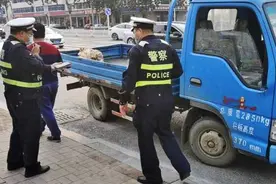 小货车8月份已该报废 10月份还敢开上路图片