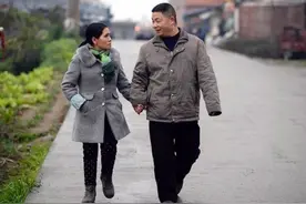 妻子失忆8年，他每天牵妻子上下班∶选择了结婚，就要相爱到底图片