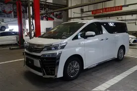 挂皇冠车标的2021款丰田威尔法已到店，而且是现车销售图片