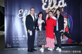 Selina全家现身助阵Ella，她穿红裙脸好圆，妹妹太像妈图片