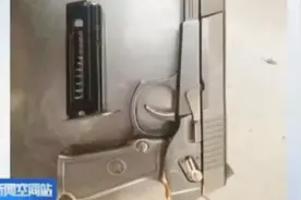 男子带仿真手枪坐火车，过安检就被拦下，称自己是军事发烧友视频封面