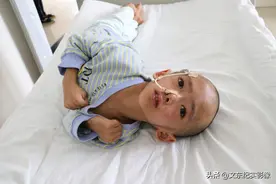 5岁男孩从3米高台掉落，身体变形，至今没有恢复意识图片