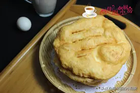 教你在家自制健康油饼，1碗面粉加1个鸡蛋，柔软不油腻比油条好吃图片