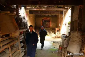 山村两兄弟建楼房15年，至今没分家，称被瓦屋“围”住图片
