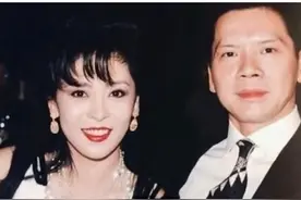 向华强抱孙女上街难掩喜悦，这个让陈岚死心塌地的男人有多厉害？图片