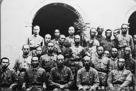 为啥陕北红军创始人之一，红军军长，55年无军衔还曾降为副处？图片