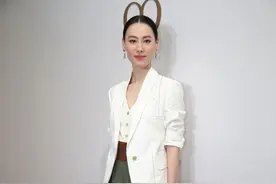 梁洛施平板身材太高级！穿西装配宽腿裤气场十足，越来越有贵妇相图片