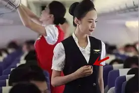 为什么上飞机时，空姐会咔咔的按手里的“按钮”？