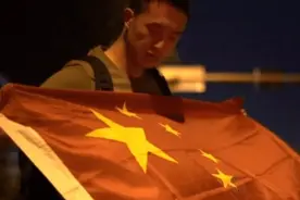 真“战狼2”剧情！中国小伙在约旦被劫持后，举起五星红旗退敌！图片