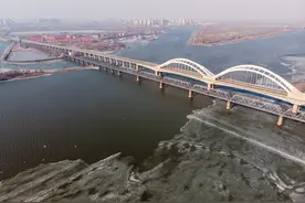航拍松花江开江图片