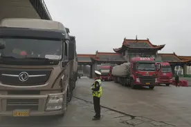 曲胜高速交警大队“雷霆出击”全力整治货车超限超载“冲卡”违法行为图片