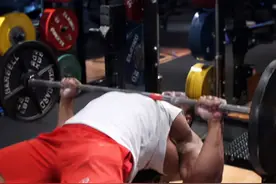 卧推是健身房里的王牌动作之一，但在训练过程中也是容易受伤图片