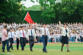 冲上热搜！湖北“最火”毕业照：全校7000余人齐聚合影，党委书记、校长出席！图片