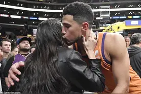 超模肯豆观战NBA布克比赛，罕见公开亲吻太甜，比伯夫妇也在场图片