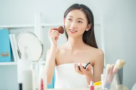 女人用精华液直接擦，少了这些步骤，用多少都没有效果图片