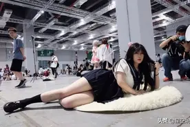 女子在漫展做不雅动作，我却被评论刷新了三观图片