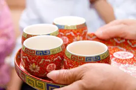 婆婆自作聪明把8888改口费变成1元，新娘机智应对：喂，喝茶图片