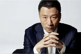 为捧红孙红雷、宁愿给导演下跪的丁嘉丽，如今61岁的她怎么样了？图片