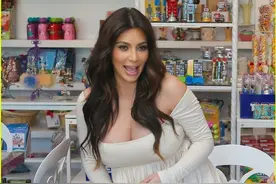 多年前金·卡戴珊怀孕照，身穿白色宽松连衣裙少见的温柔图片