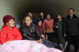 农村兄妹9人伺候1个103岁老妈妈，他们赡养老人方式很有意思图片